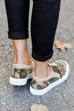 Load image into Gallery viewer, Khaki Snake Leopard Mixed Print Slip-on Canvas Shoes
